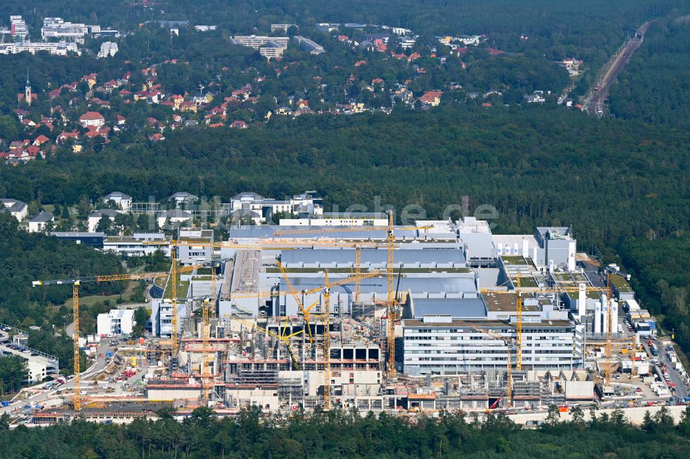 Dresden von oben - Erweiterungsneubau am Werksgelände der Infineon Technologies Dresden GmbH im Ortsteil Klotzsche in Dresden im Bundesland Sachsen, Deutschland