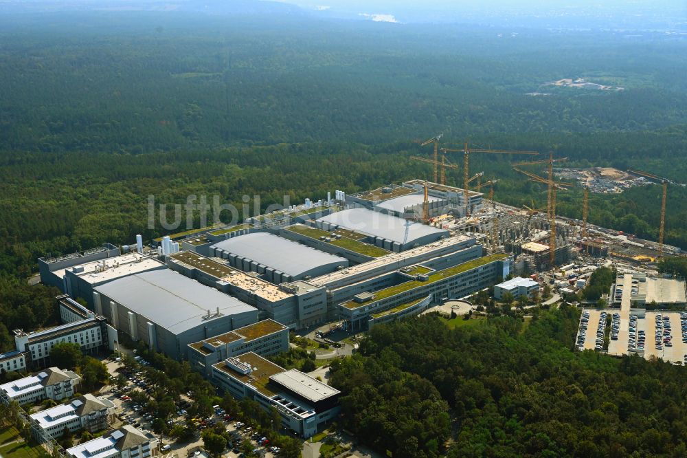 Dresden aus der Vogelperspektive: Erweiterungsneubau am Werksgelände der Infineon Technologies Dresden GmbH im Ortsteil Klotzsche in Dresden im Bundesland Sachsen, Deutschland