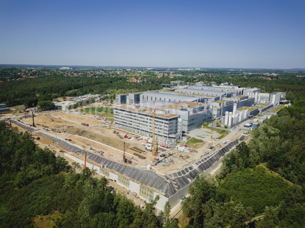 Dresden von oben - Erweiterungsneubau am Werksgelände der Infineon Technologies Dresden GmbH im Ortsteil Klotzsche in Dresden im Bundesland Sachsen, Deutschland