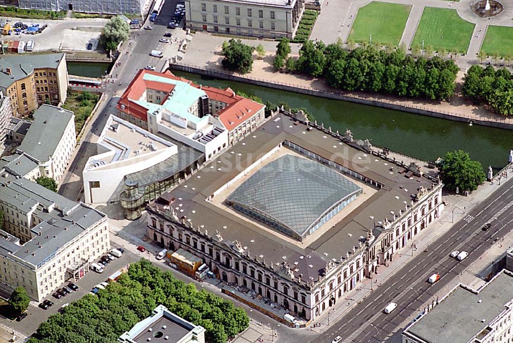 Berlin aus der Vogelperspektive: Erweitetungsbau am Deutschen Historischen Museum in Belin- Mitte. Ort: Berlin