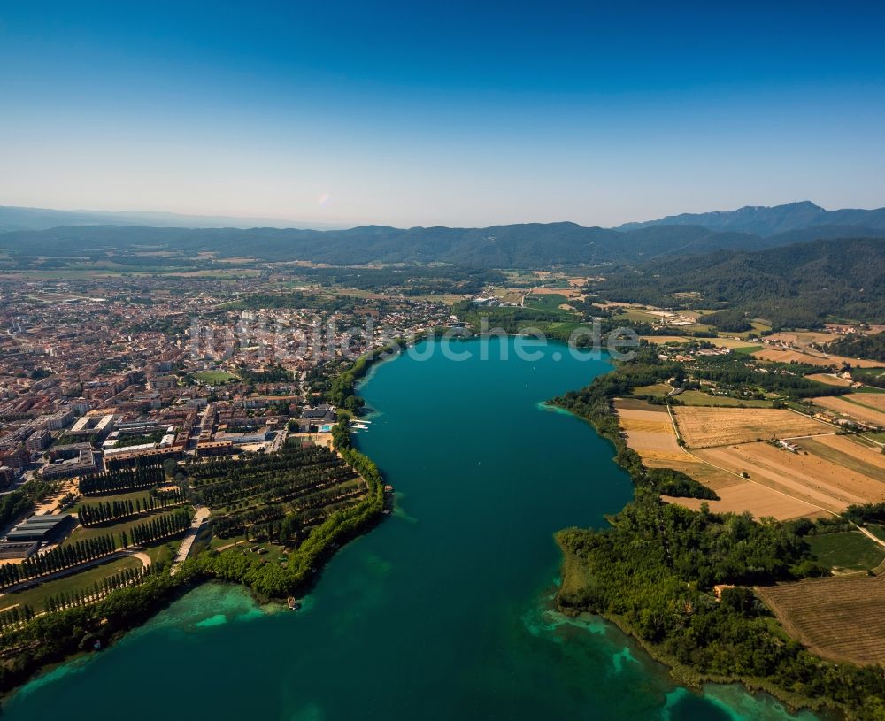 Banyoles aus der Vogelperspektive: Estany de Banyoles in Banyoles in der Provinz Girona in Spanien