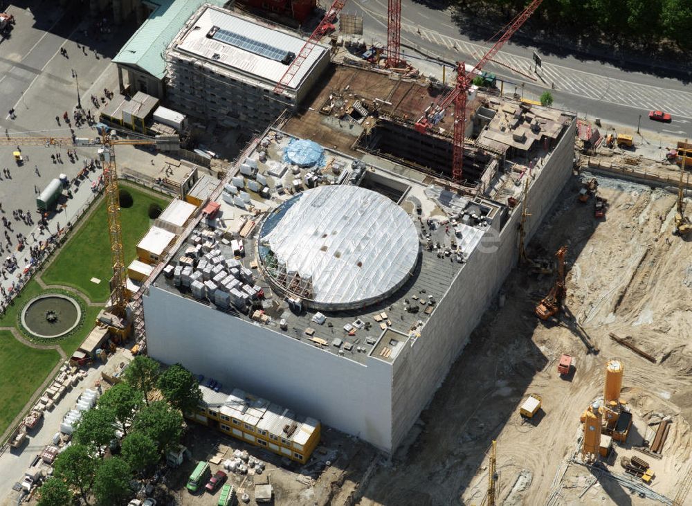 Berlin aus der Vogelperspektive: Eugen-Gutmann-Haus am Pariser Platz in Berlin