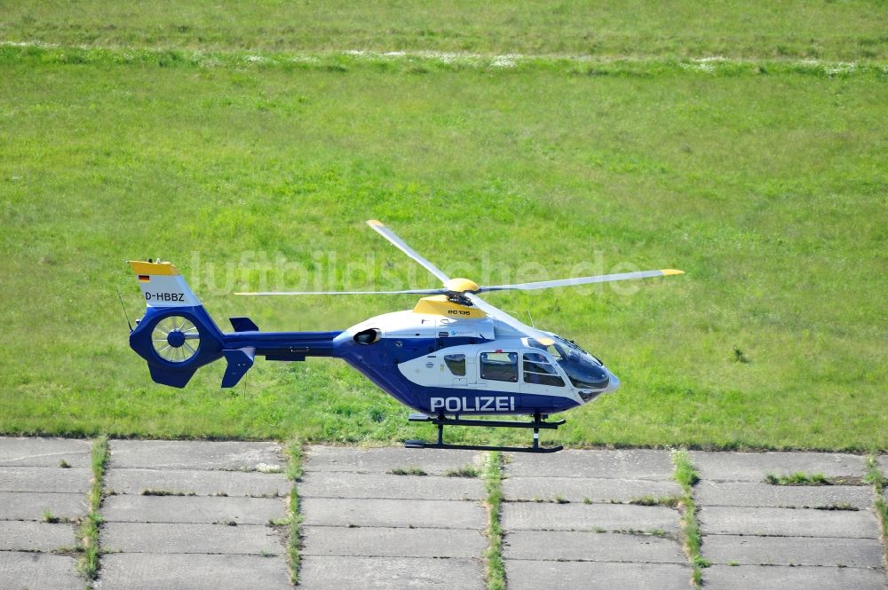 Werneuchen von oben - Eurocopter der Bundespolizei auf dem Flugplatz Werneuchenim Bundesland Brandenburg