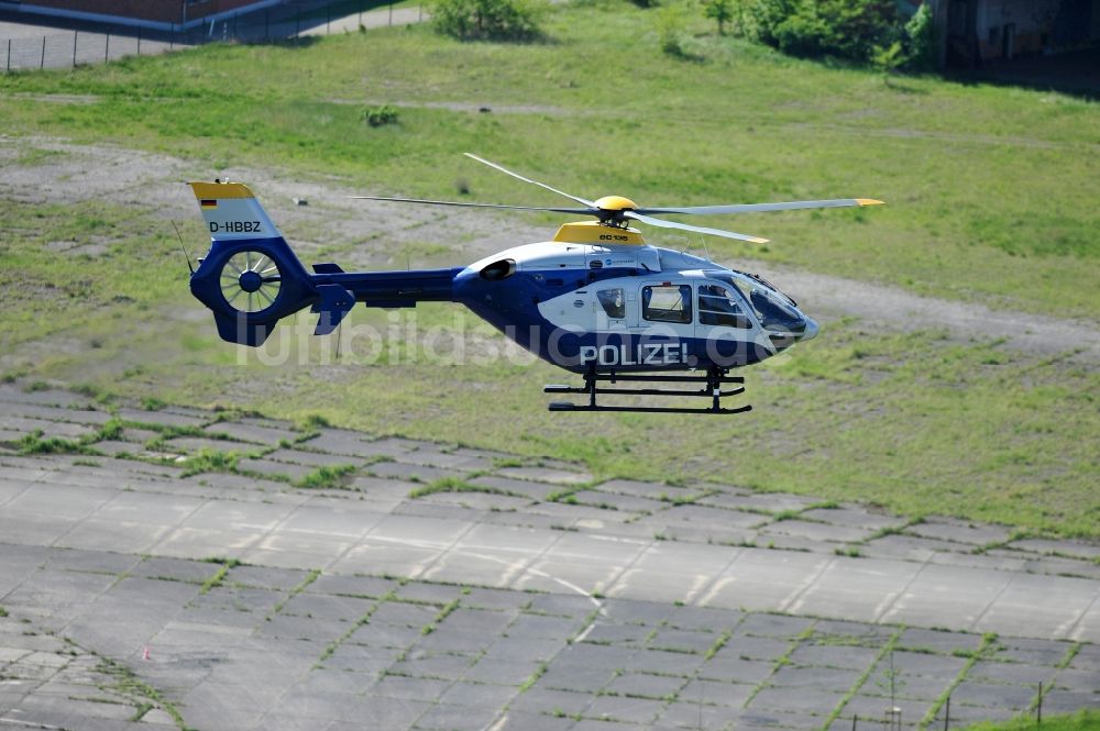 Werneuchen aus der Vogelperspektive: Eurocopter der Bundespolizei auf dem Flugplatz Werneuchenim Bundesland Brandenburg