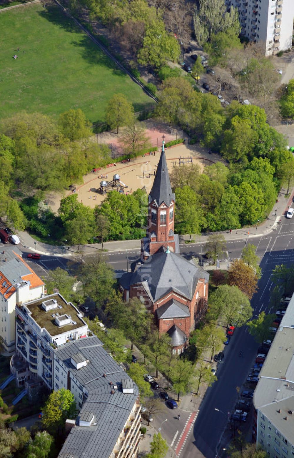 Berlin von oben - Evangelische Hofmeister Kirche in Berlin-Wilmersdorf