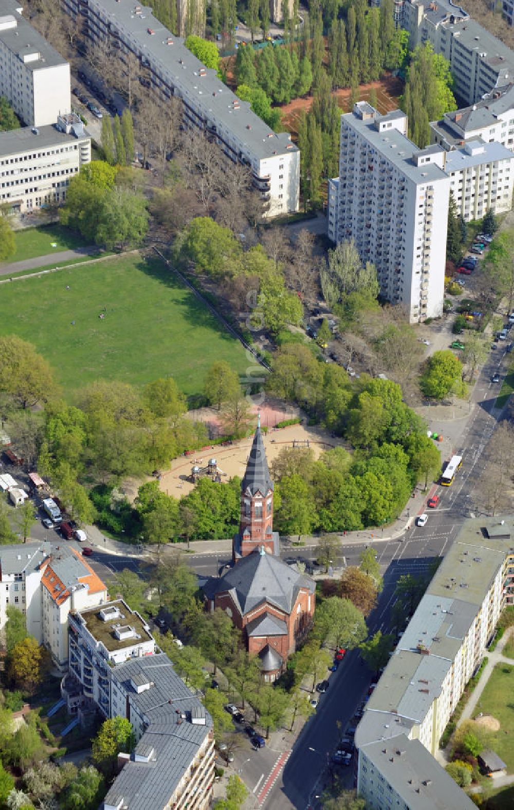 Berlin aus der Vogelperspektive: Evangelische Hofmeister Kirche in Berlin-Wilmersdorf