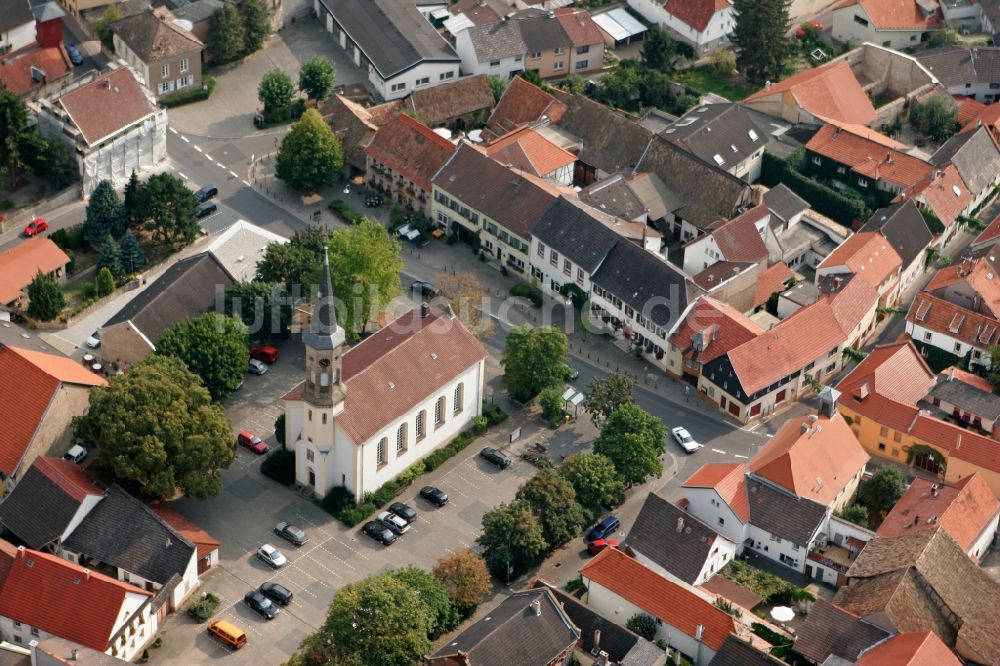 Schwabenheim an der Selz von oben - Evangelische Kirche in Schwabenheim an der Selz im Bundesland Rheinland-Pfalz