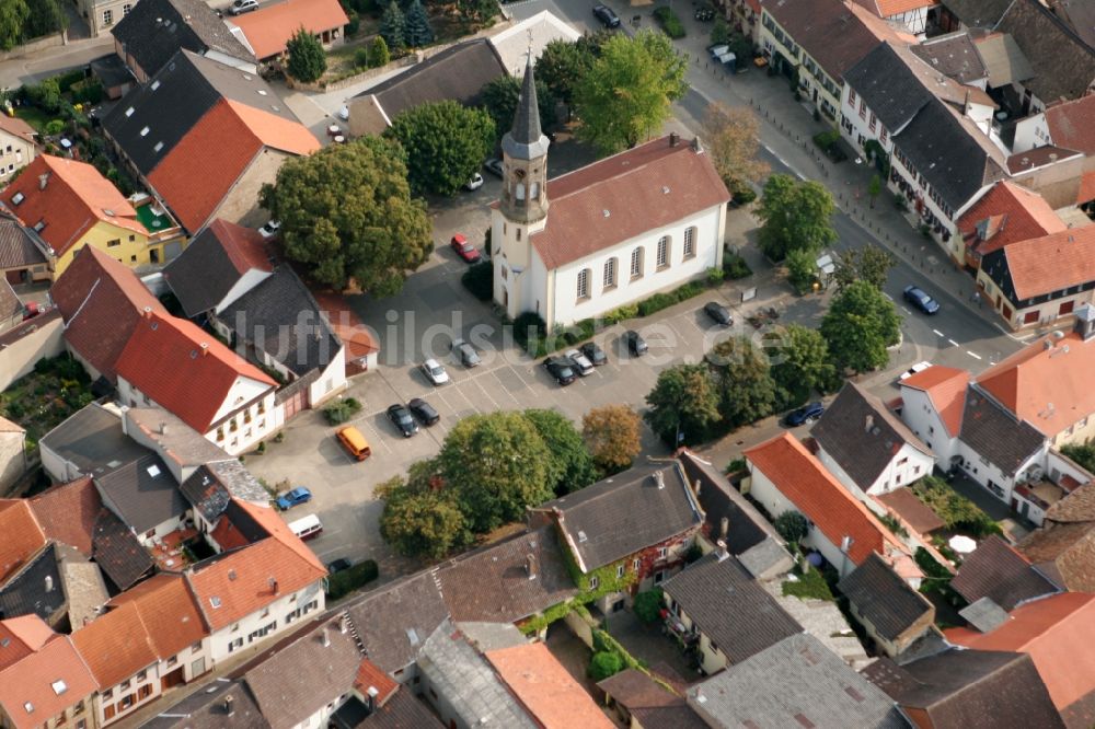 Schwabenheim an der Selz aus der Vogelperspektive: Evangelische Kirche in Schwabenheim an der Selz im Bundesland Rheinland-Pfalz