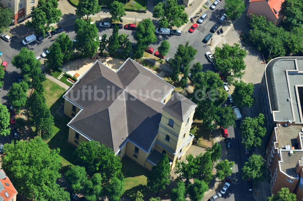 Berlin aus der Vogelperspektive: Evangelische Luisenkirche am Gierkeplatz in Berlin Charlottenburg