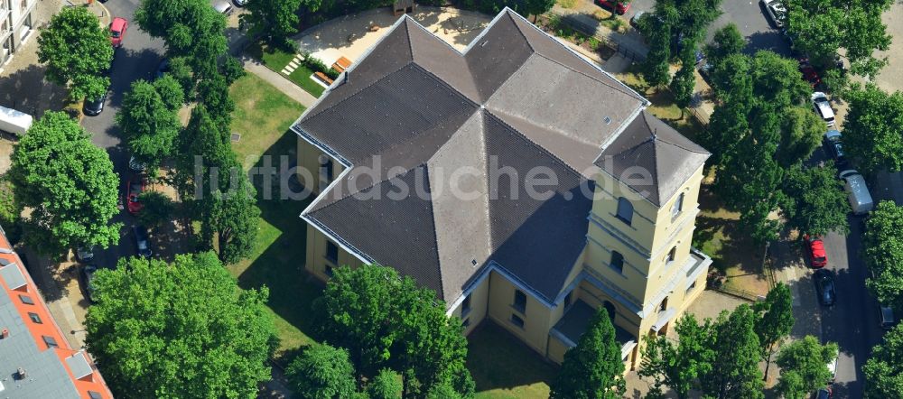 Luftbild Berlin - Evangelische Luisenkirche am Gierkeplatz in Berlin Charlottenburg