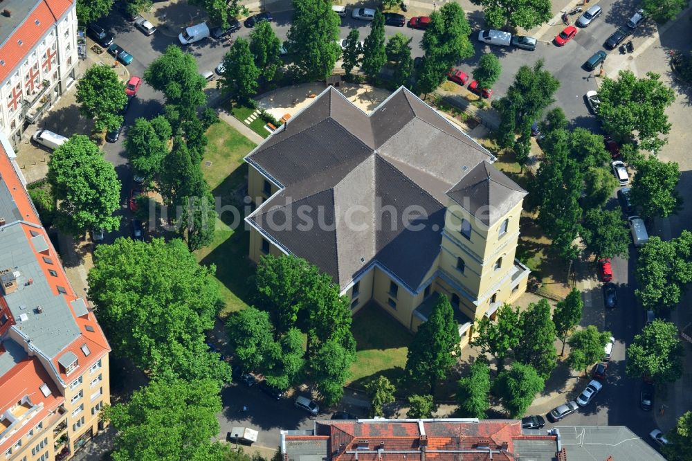 Luftaufnahme Berlin - Evangelische Luisenkirche am Gierkeplatz in Berlin Charlottenburg