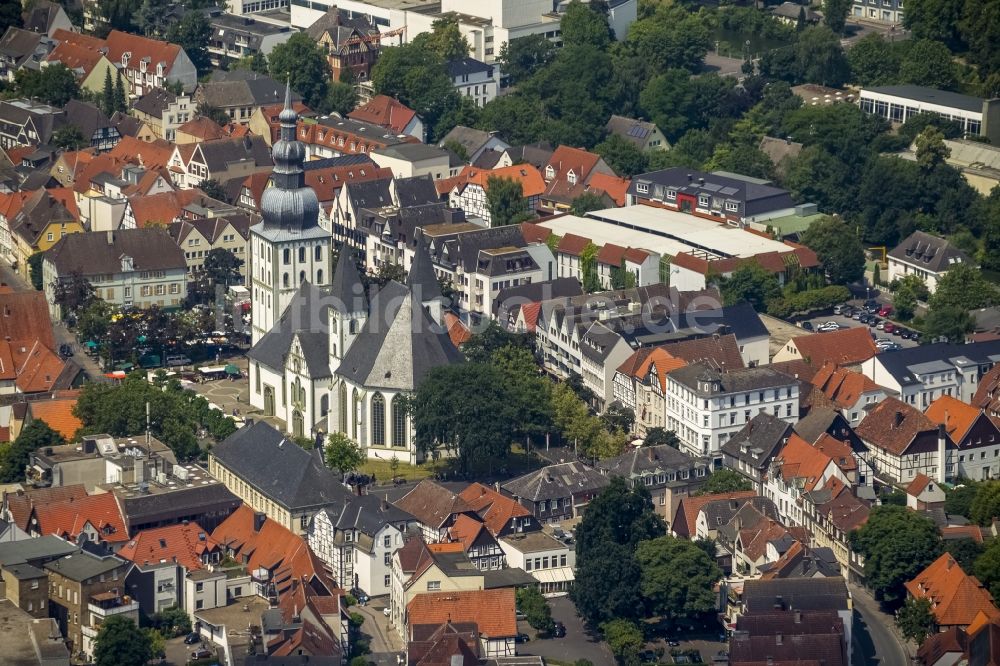 Lippstadt von oben - Evangelische Marienkirche mit Marktplatz im Zentrum der Altstadt von Lippstadt in der Soester Boerde im Bundesland Nordrhein-Westfalen