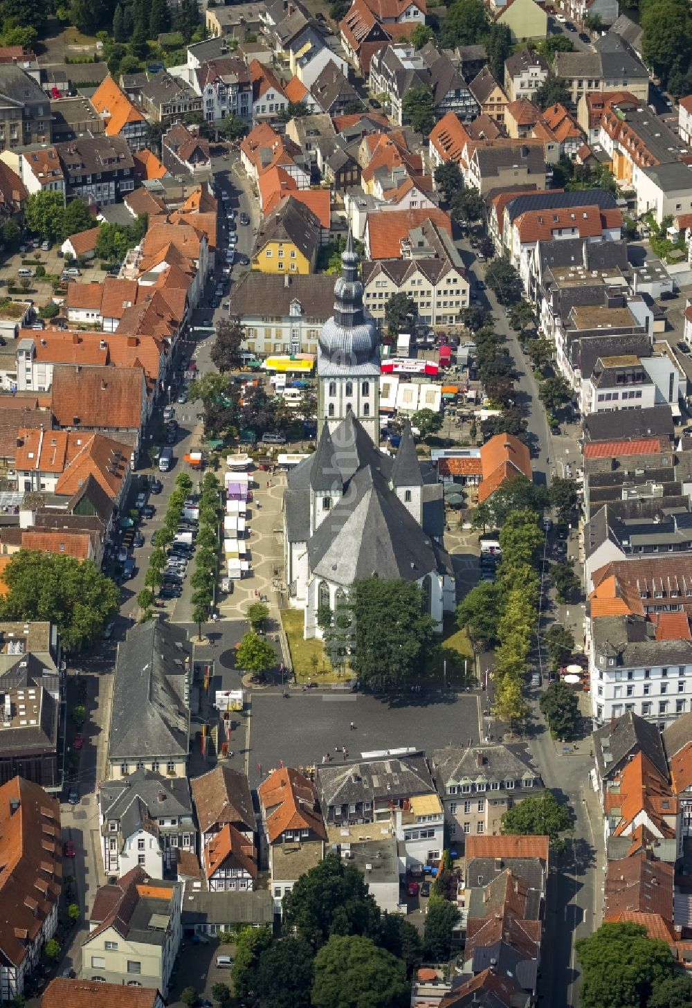 Lippstadt aus der Vogelperspektive: Evangelische Marienkirche mit Marktplatz im Zentrum der Altstadt von Lippstadt in der Soester Boerde im Bundesland Nordrhein-Westfalen