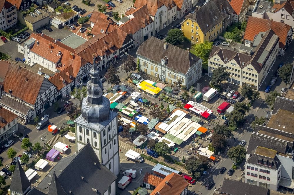 Luftaufnahme Lippstadt - Evangelische Marienkirche mit Marktplatz im Zentrum der Altstadt von Lippstadt in der Soester Boerde im Bundesland Nordrhein-Westfalen