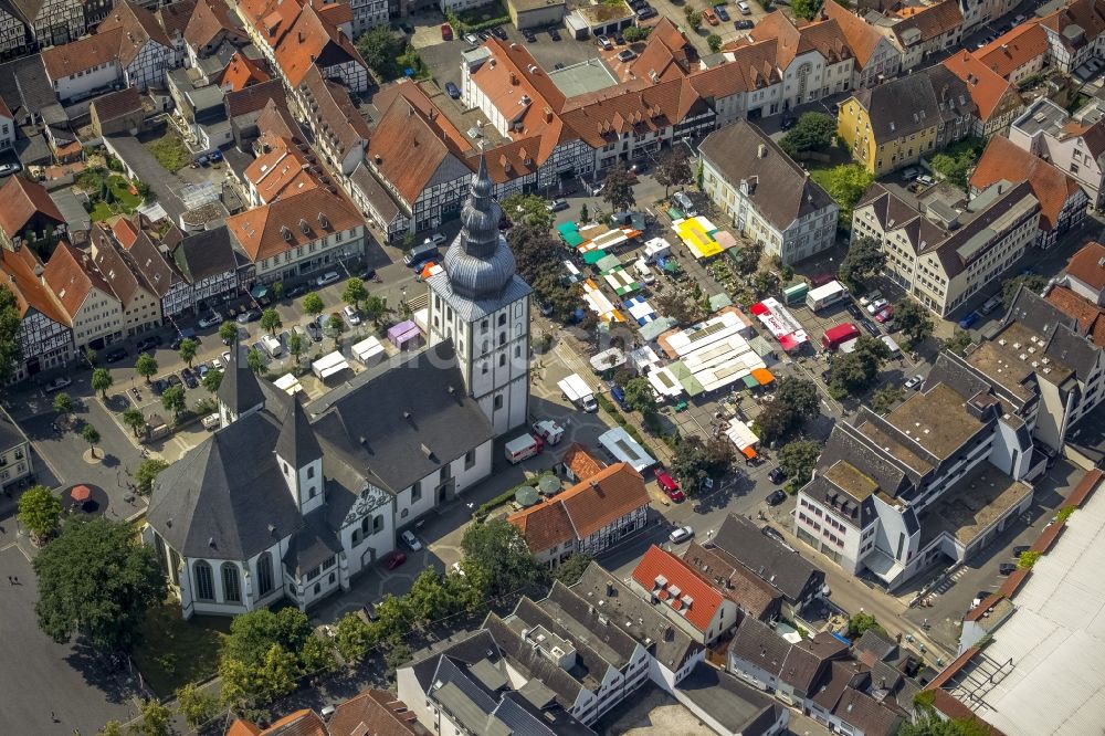 Lippstadt von oben - Evangelische Marienkirche mit Marktplatz im Zentrum der Altstadt von Lippstadt in der Soester Boerde im Bundesland Nordrhein-Westfalen