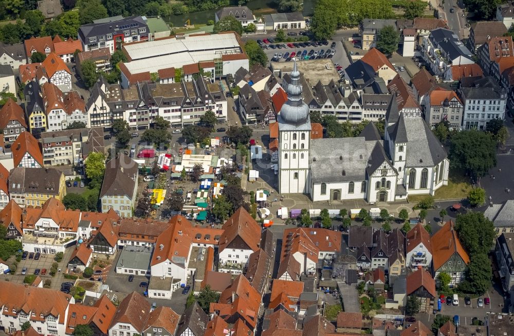 Luftaufnahme Lippstadt - Evangelische Marienkirche mit Marktplatz im Zentrum der Altstadt von Lippstadt in der Soester Boerde im Bundesland Nordrhein-Westfalen