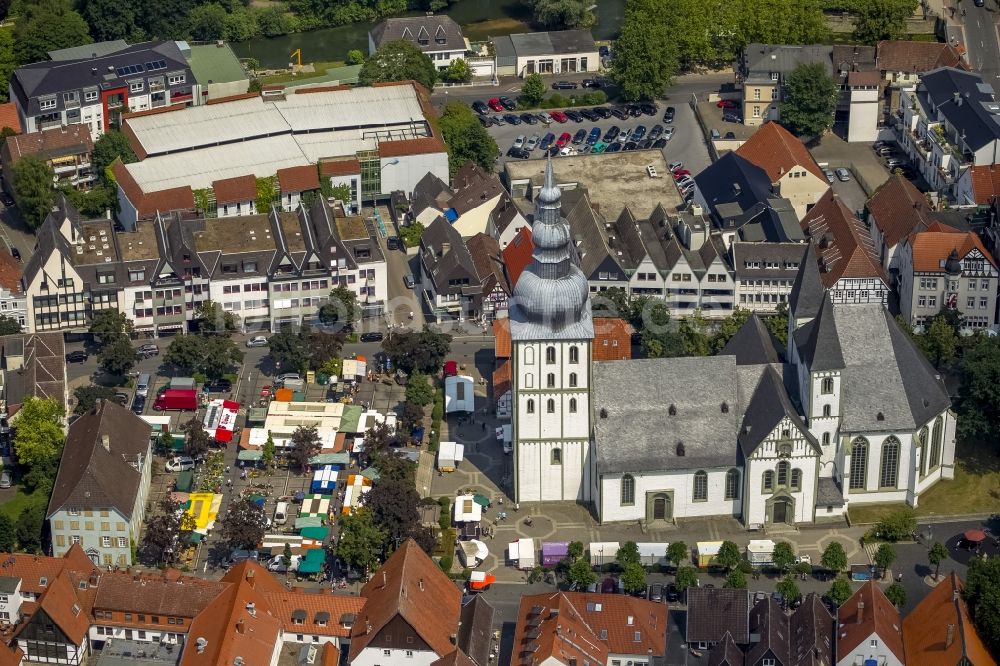 Lippstadt von oben - Evangelische Marienkirche mit Marktplatz im Zentrum der Altstadt von Lippstadt in der Soester Boerde im Bundesland Nordrhein-Westfalen