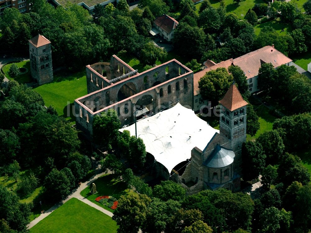 Bad Hersfeld von oben - Evangelische Stadtkirche von Bad Hersfeld im Bundesland Hessen.