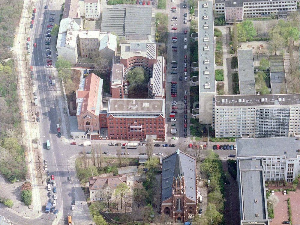 Berlin - Friedrichshain aus der Vogelperspektive: Evangelisches Kirchenzentrum in der Georgenkirchstraße in Berlin - Friedrichshain.