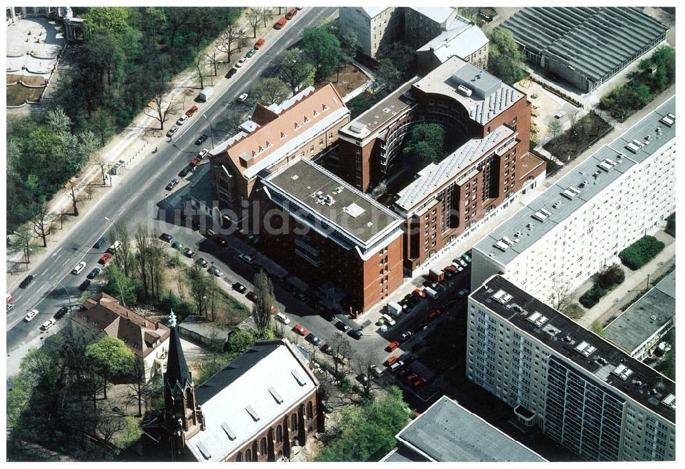 Berlin - Friedrichshain aus der Vogelperspektive: Evangelisches Kirchenzentrum in der Georgenkirchstraße in Berlin - Friedrichshain.