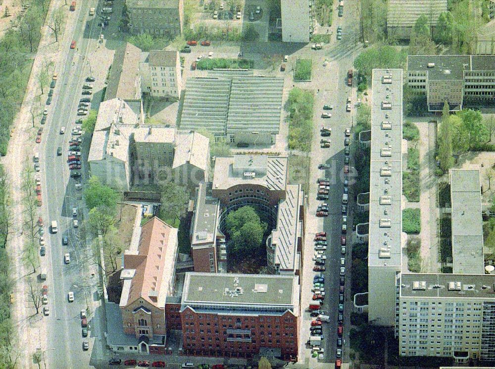 Berlin - Friedrichshain aus der Vogelperspektive: Evangelisches Kirchenzentrum in der Georgenkirchstraße in Berlin - Friedrichshain.