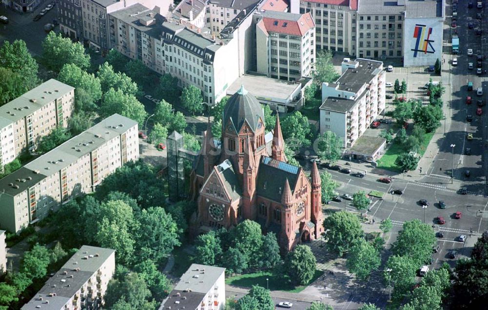 Berlin - Kreuzberg von oben - Ev.Kirche am Kottbusser Damm in Berlin-Kreuzberg.