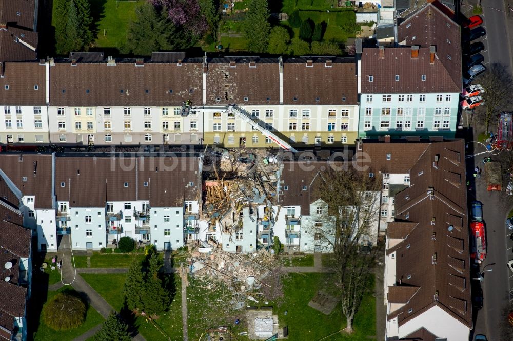 Luftbild Dortmund - Explosion im Dachbereich in einem Reihenhaus der Mehrfamilienhaussiedlung Teutonenstraße im Ortsteil Hörde in Dortmund im Bundesland Nordrhein-Westfalen