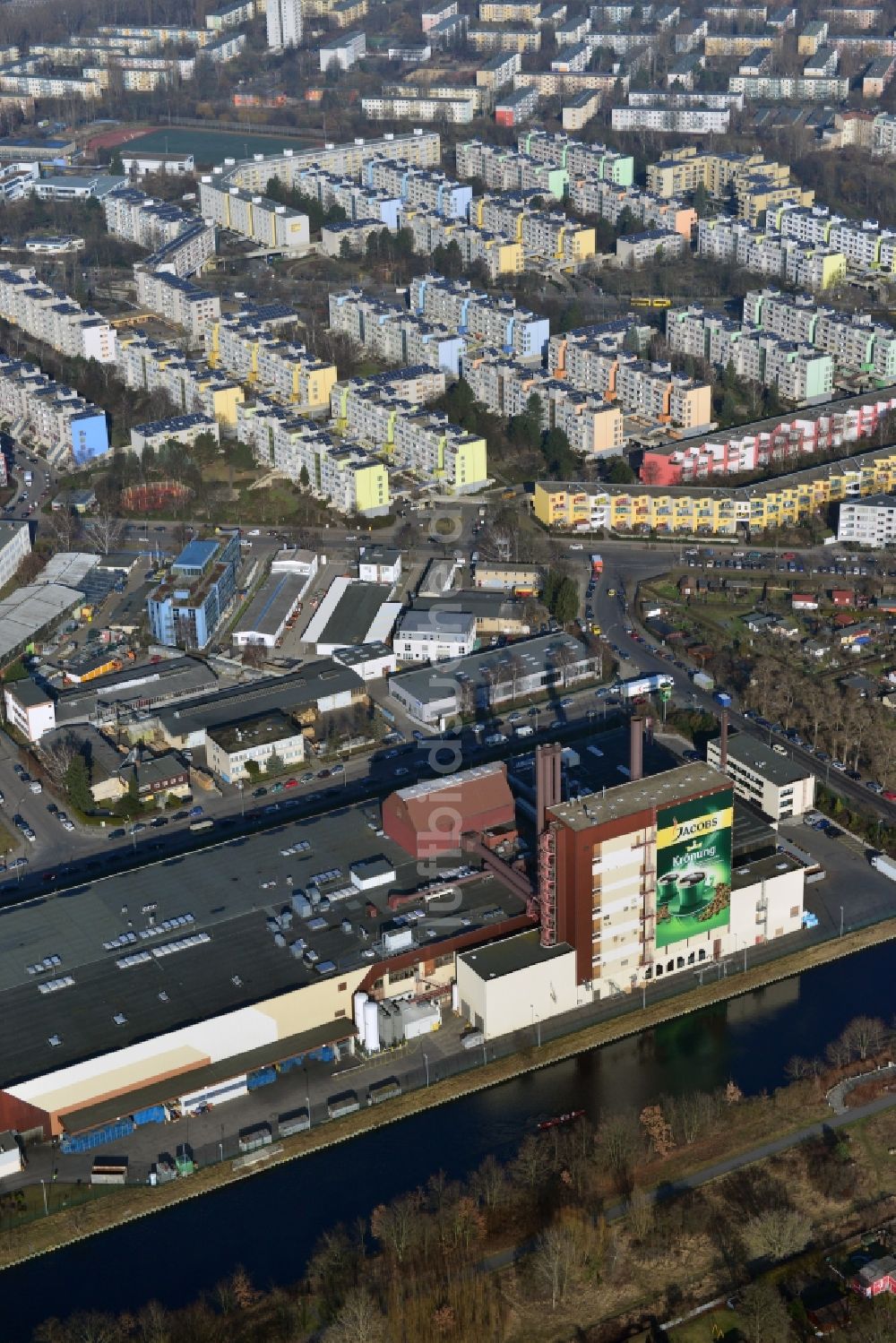 Luftbild Berlin - Fabrik des Konzerns Mondelez International im Ortsteil Neukölln in Berlin