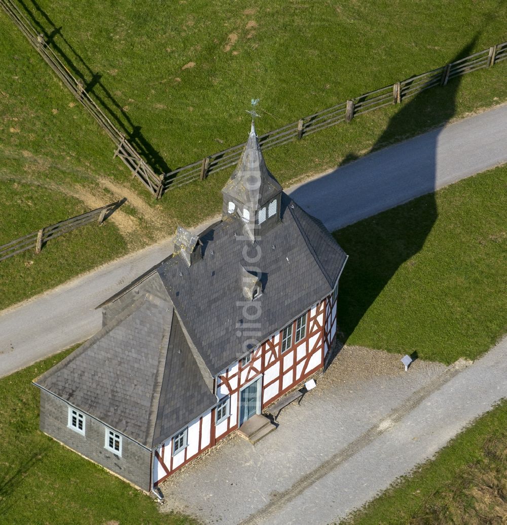 Luftaufnahme Detmold - Fachwerk- Bau der Kapellenschule Werthenbach im Freilichtmuseum im Paderborner Dorf in Detmold im Bundesland Nordrhein-Westfalen