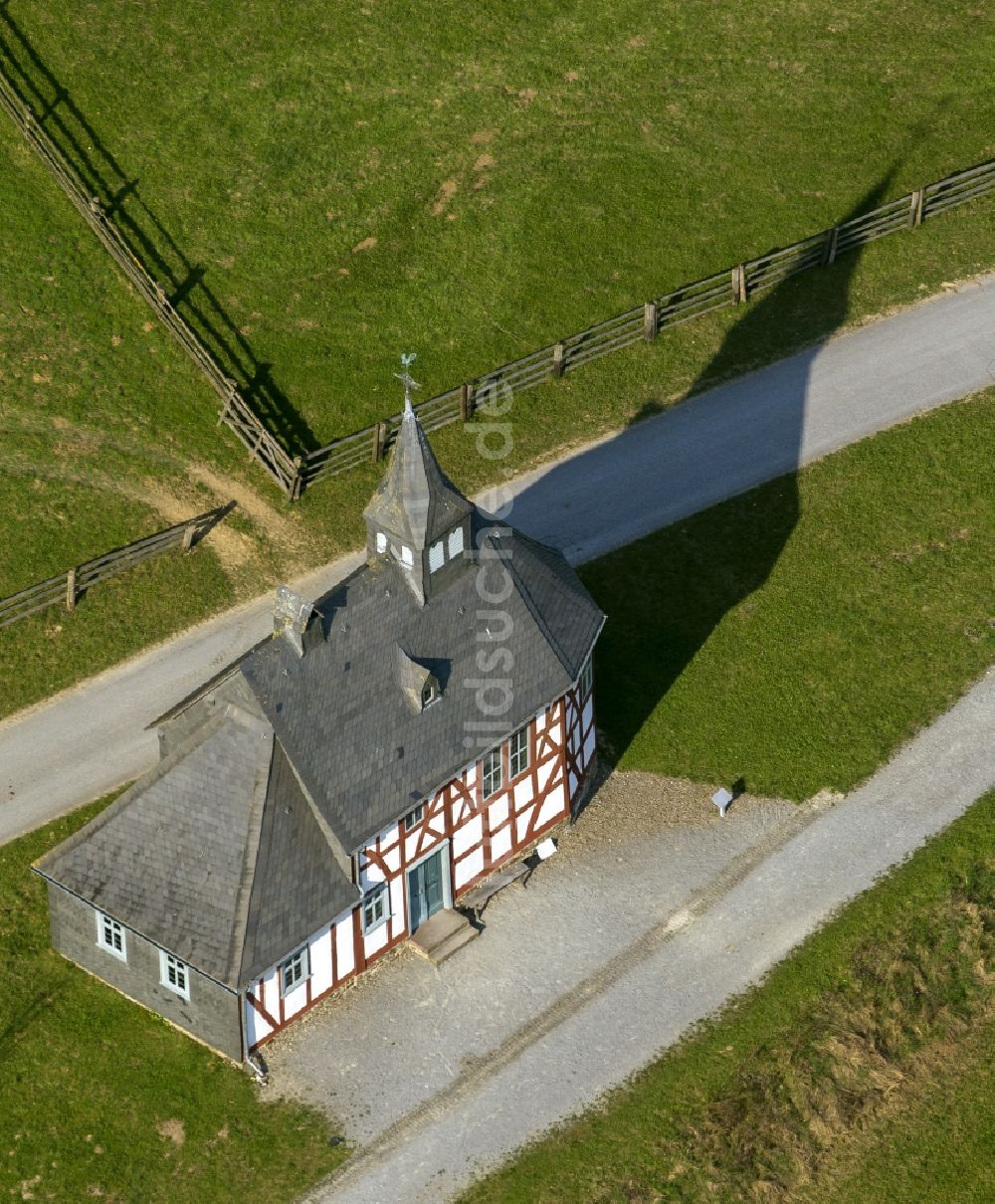 Detmold von oben - Fachwerk- Bau der Kapellenschule Werthenbach im Freilichtmuseum im Paderborner Dorf in Detmold im Bundesland Nordrhein-Westfalen