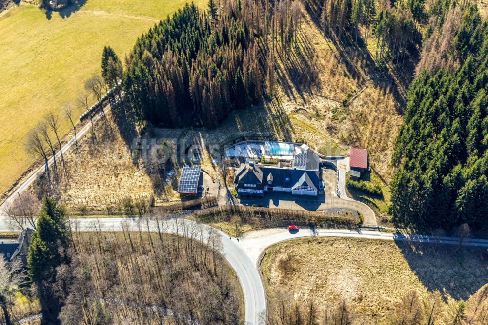 Luftaufnahme Nuttlar - Fachwerkhaus - Altes Forsthaus - Am Roh in Nuttlar im Bundesland Nordrhein-Westfalen, Deutschland