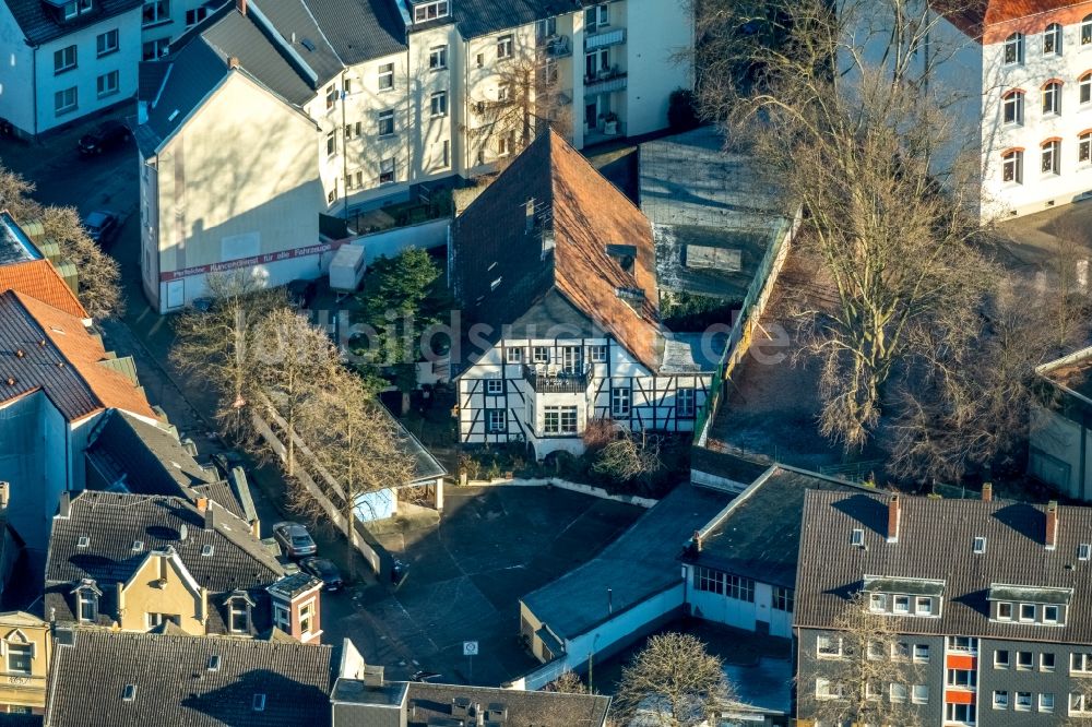 Bochum von oben - Fachwerkhaus- und Mehrfamilienhaus im Ortsteil Wattenscheid in Bochum im Bundesland Nordrhein-Westfalen