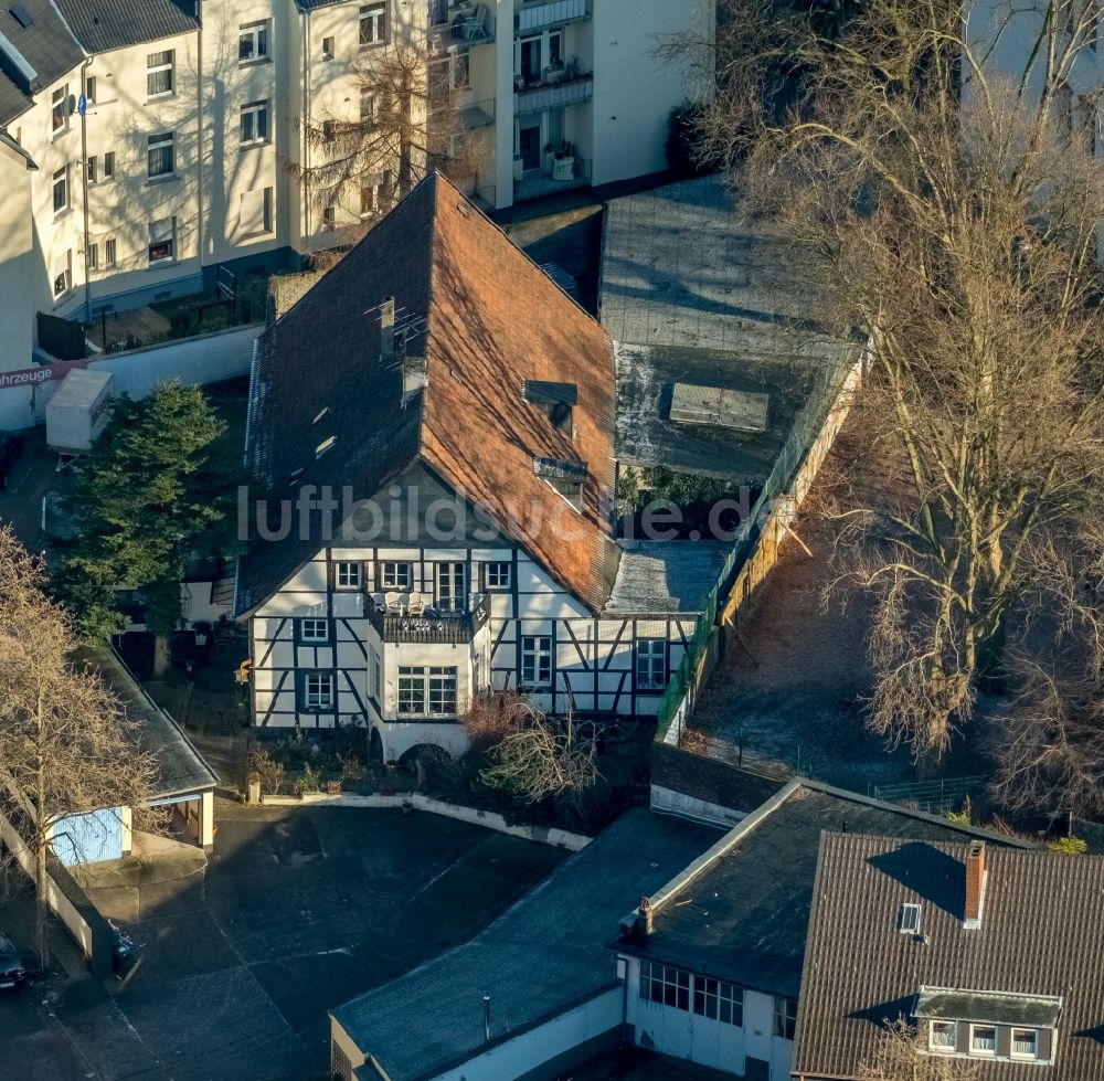 Bochum aus der Vogelperspektive: Fachwerkhaus- und Mehrfamilienhaus im Ortsteil Wattenscheid in Bochum im Bundesland Nordrhein-Westfalen