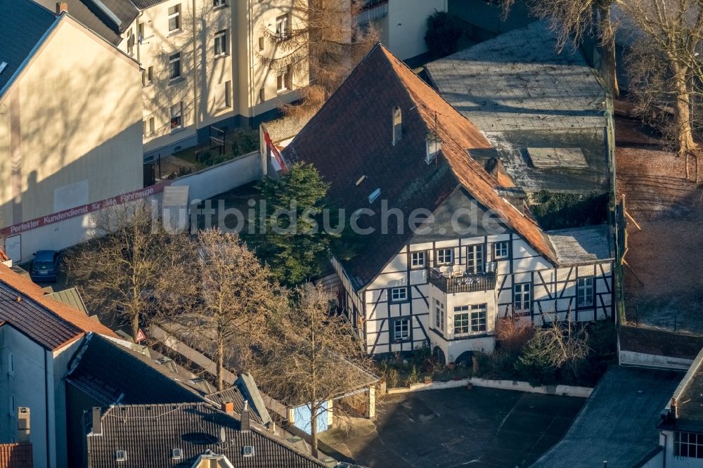 Bochum von oben - Fachwerkhaus- und Mehrfamilienhaus im Ortsteil Wattenscheid in Bochum im Bundesland Nordrhein-Westfalen