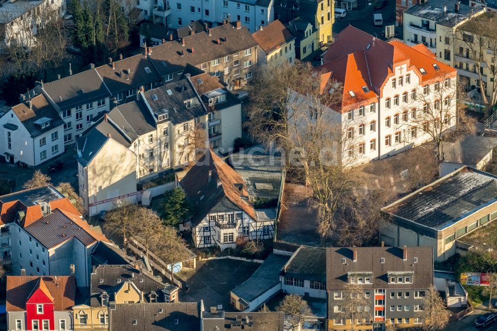 Bochum aus der Vogelperspektive: Fachwerkhaus- und Mehrfamilienhaus im Ortsteil Wattenscheid in Bochum im Bundesland Nordrhein-Westfalen