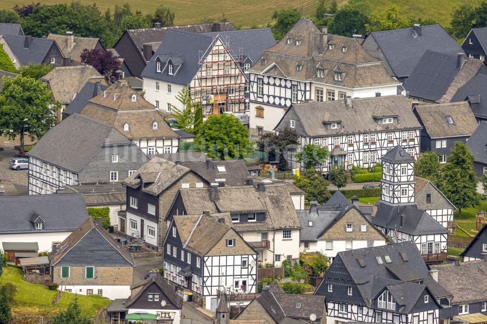 Luftaufnahme Eversberg - Fachwerkhaus- und Mehrfamilienhaus- Wohngebiet in Eversberg im Bundesland Nordrhein-Westfalen, Deutschland