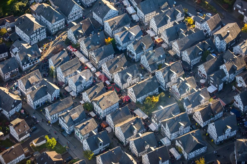 Luftaufnahme Freudenberg - Fachwerkhaus- und Mehrfamilienhaus- Wohngebiet in Freudenberg im Bundesland Nordrhein-Westfalen