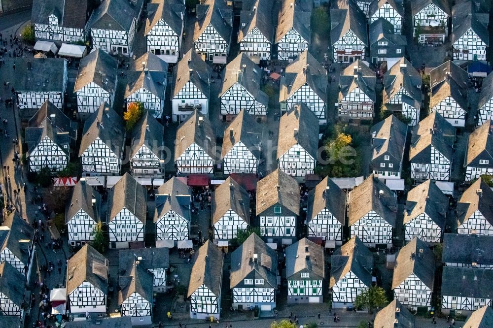 Freudenberg aus der Vogelperspektive: Fachwerkhaus- und Mehrfamilienhaus- Wohngebiet in Freudenberg im Bundesland Nordrhein-Westfalen