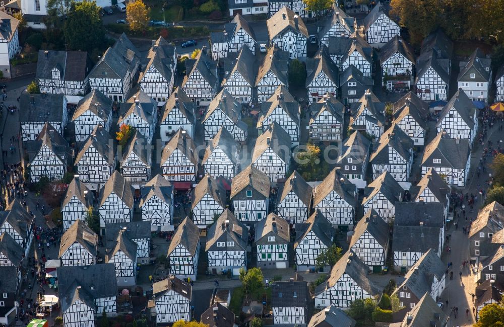 Freudenberg von oben - Fachwerkhaus- und Mehrfamilienhaus- Wohngebiet in Freudenberg im Bundesland Nordrhein-Westfalen