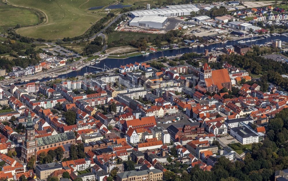 Greifswald von oben - Fachwerkhaus- und Mehrfamilienhaus- Wohngebiet in Greifswald im Bundesland Mecklenburg-Vorpommern