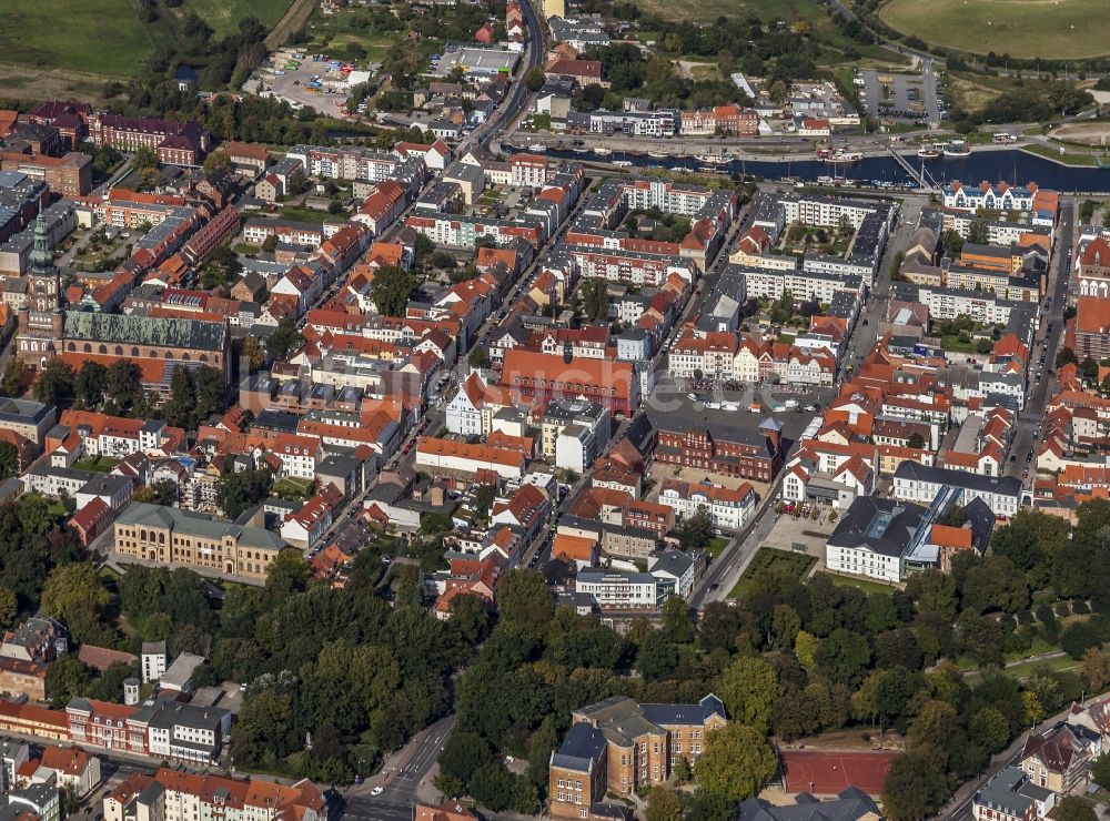 Greifswald aus der Vogelperspektive: Fachwerkhaus- und Mehrfamilienhaus- Wohngebiet in Greifswald im Bundesland Mecklenburg-Vorpommern