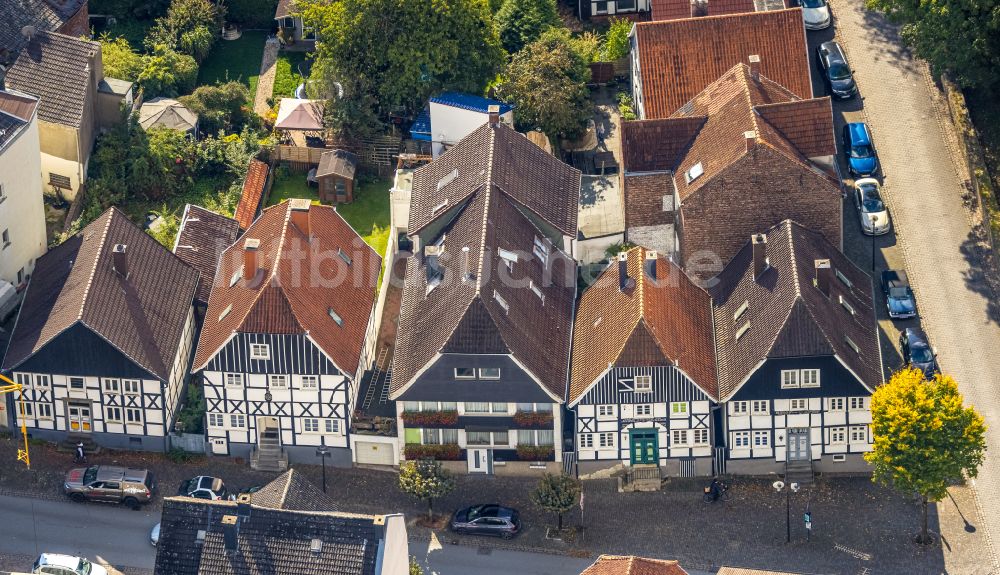 Arnsberg aus der Vogelperspektive: Fachwerkhaus- und Mehrfamilienhaus- Wohngebiet im Ortsteil Neheim in Arnsberg im Bundesland Nordrhein-Westfalen, Deutschland