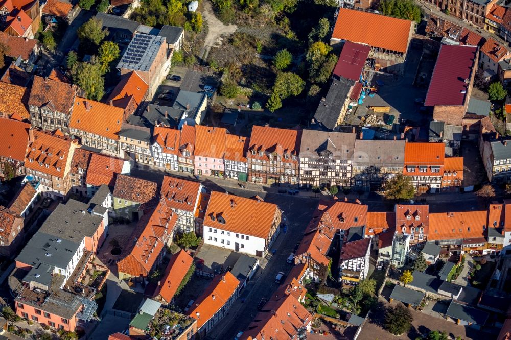 Quedlinburg aus der Vogelperspektive: Fachwerkhaus- und Mehrfamilienhaus- Wohngebiet in Quedlinburg im Bundesland Sachsen-Anhalt, Deutschland