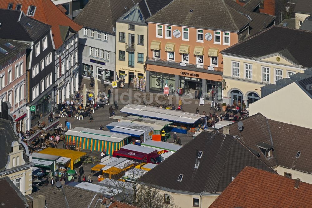 Unna aus der Vogelperspektive: Fachwerkhaus- Reihen am Unnaer Markt mit gut besuchter Gastronomie am Marktplatz Unna im Bundesland Nordrhein-Westfalen NRW