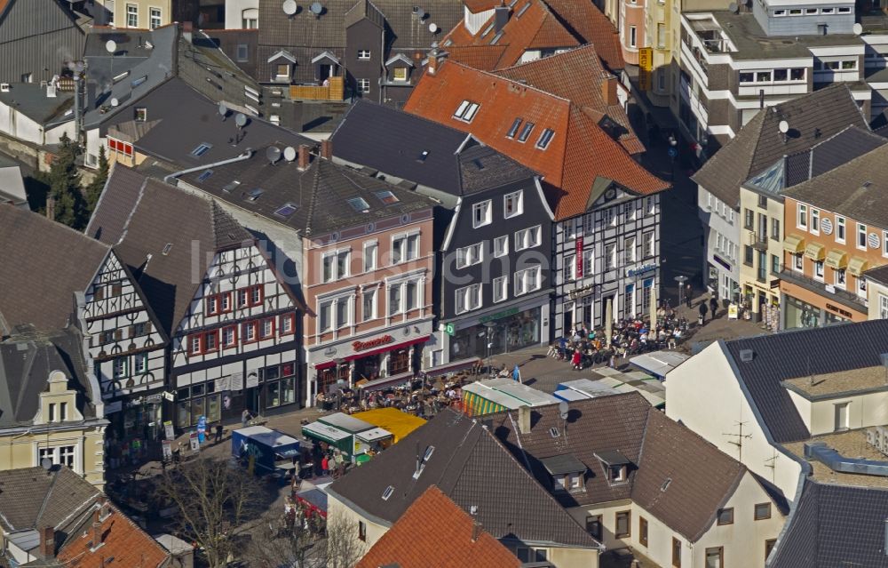 Luftbild Unna - Fachwerkhaus- Reihen am Unnaer Markt mit gut besuchter Gastronomie am Marktplatz Unna im Bundesland Nordrhein-Westfalen NRW