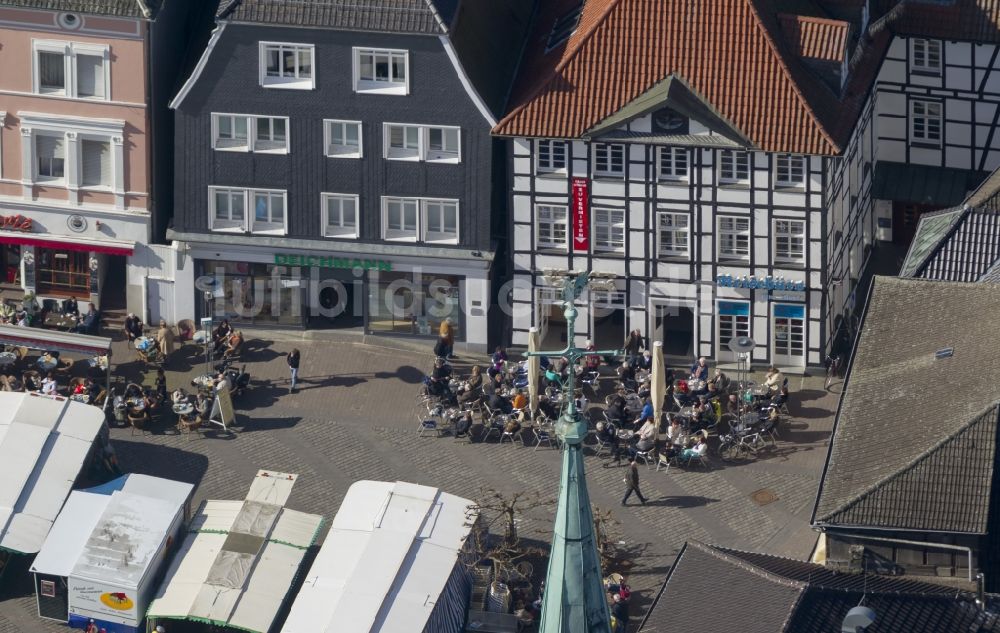 Luftaufnahme Unna - Fachwerkhaus- Reihen am Unnaer Markt mit gut besuchter Gastronomie am Marktplatz Unna im Bundesland Nordrhein-Westfalen NRW