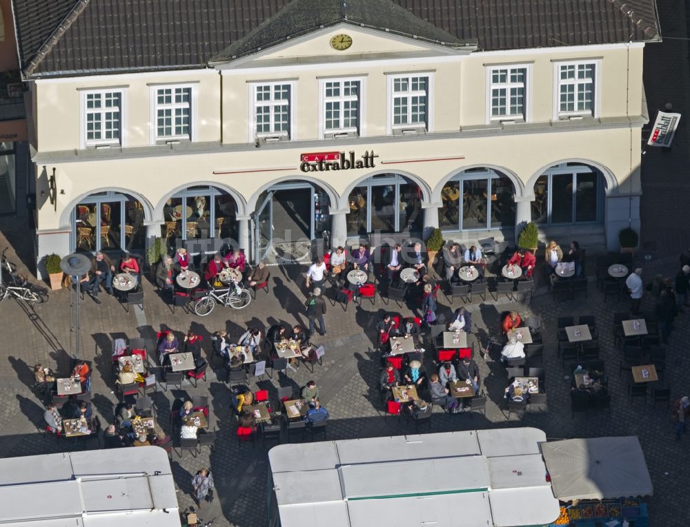 Luftaufnahme Unna - Fachwerkhaus- Reihen am Unnaer Markt mit gut besuchter Gastronomie am Marktplatz Unna im Bundesland Nordrhein-Westfalen NRW