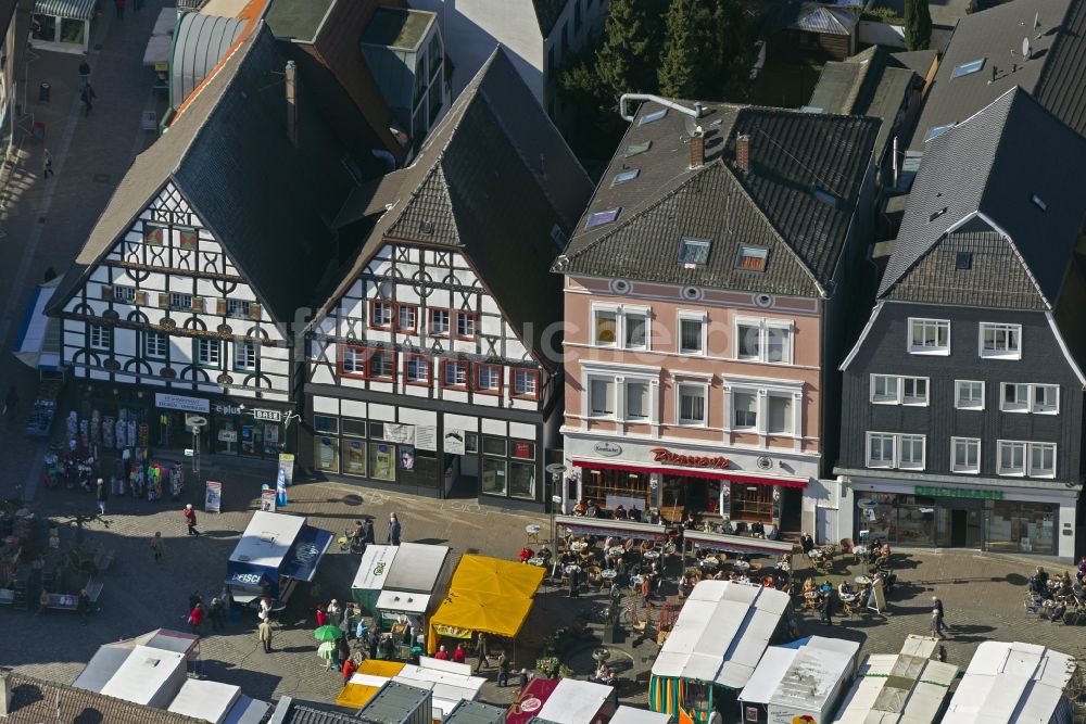 Unna aus der Vogelperspektive: Fachwerkhaus- Reihen am Unnaer Markt mit gut besuchter Gastronomie am Marktplatz Unna im Bundesland Nordrhein-Westfalen NRW