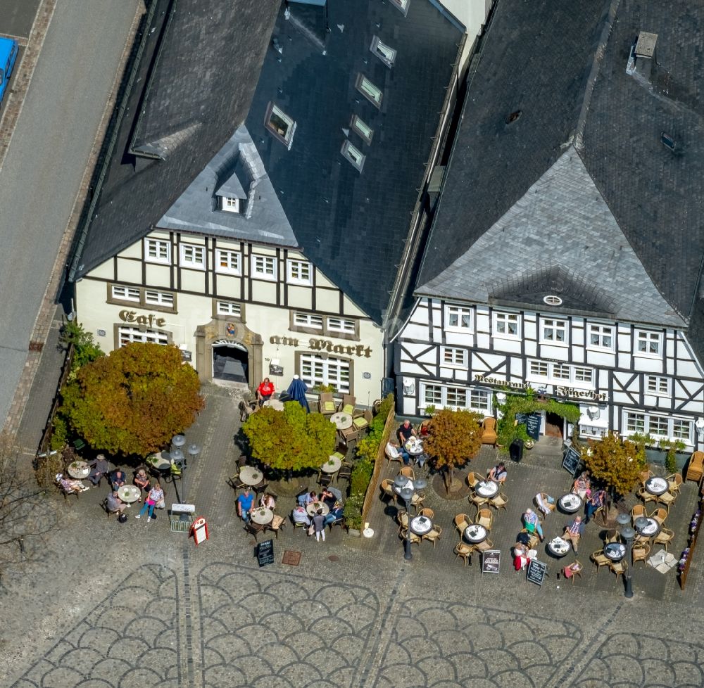 Luftbild Brilon - Fachwerkhauskulisse mit Tischen und Sitzbänken der Freiluft- Gaststätten Restaurant Der Jägerhof Am Markt in Brilon im Bundesland Nordrhein-Westfalen