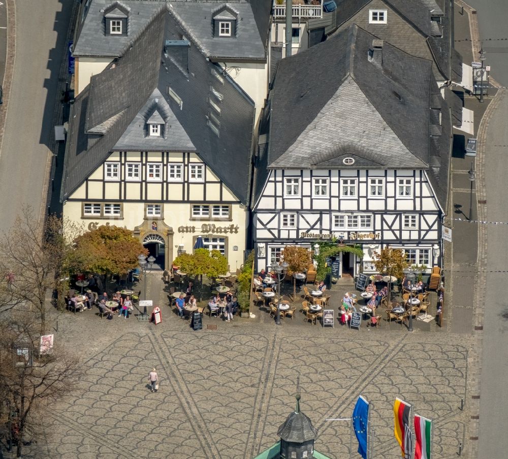 Luftaufnahme Brilon - Fachwerkhauskulisse mit Tischen und Sitzbänken der Freiluft- Gaststätten Restaurant Der Jägerhof Am Markt in Brilon im Bundesland Nordrhein-Westfalen